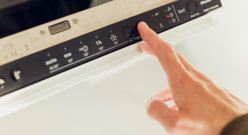Cet homme découvre un bouton secret sur le lave-vaisselle pour faire des économies monstrueuses