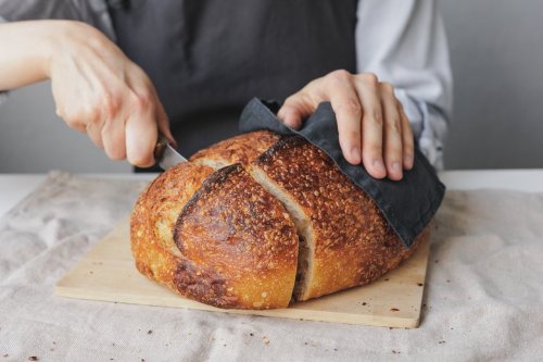 Un boulanger brise un mythe, voici la vraie solution pour garder le pain frais sans film plastique ni tissu