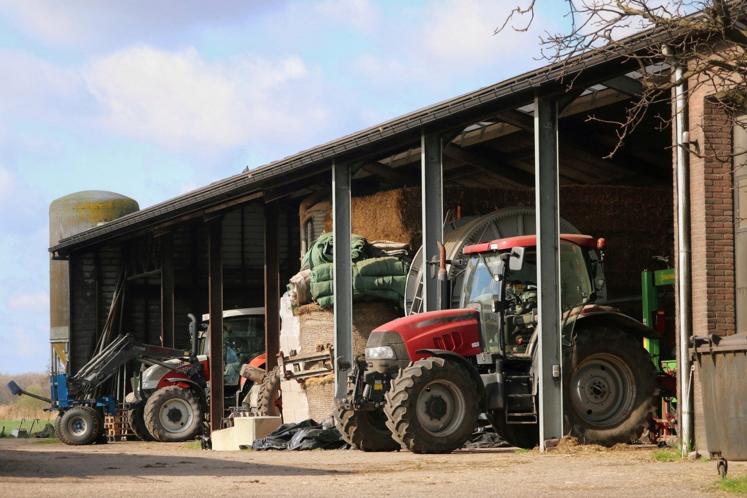 Mayenne : après 2 ans de galère, des retraités récupèrent leur ferme squattée grâce à la mobilisation locale