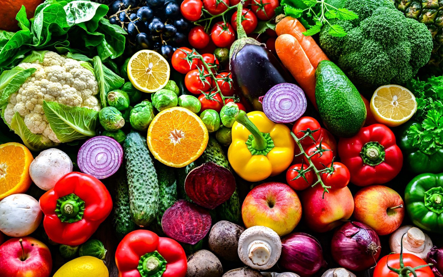 Voici la liste des 12 fruits et légumes les plus contaminés par les pesticides et les astuces essentielles pour les consommer sans danger