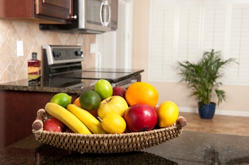 Cette astuce simple et redoutable met fin aux mouches et moucherons dans la cuisine, pour de bon