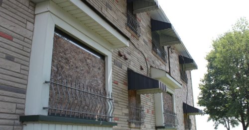 Ses squatteurs refusent de partir, il décide d'aller "squatter chez eux"