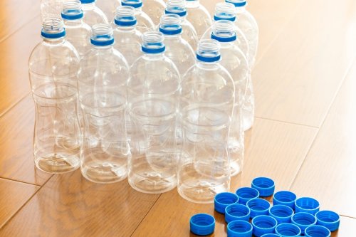 Mais pourquoi donc les Japonais alignent-ils des bouteilles d'eau dans leur rue et sur leur balcon ?