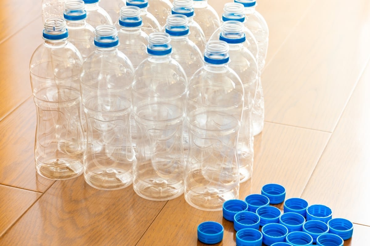 Mais pourquoi donc les Japonais alignent-ils des bouteilles d'eau dans leur rue et sur leur balcon ?
