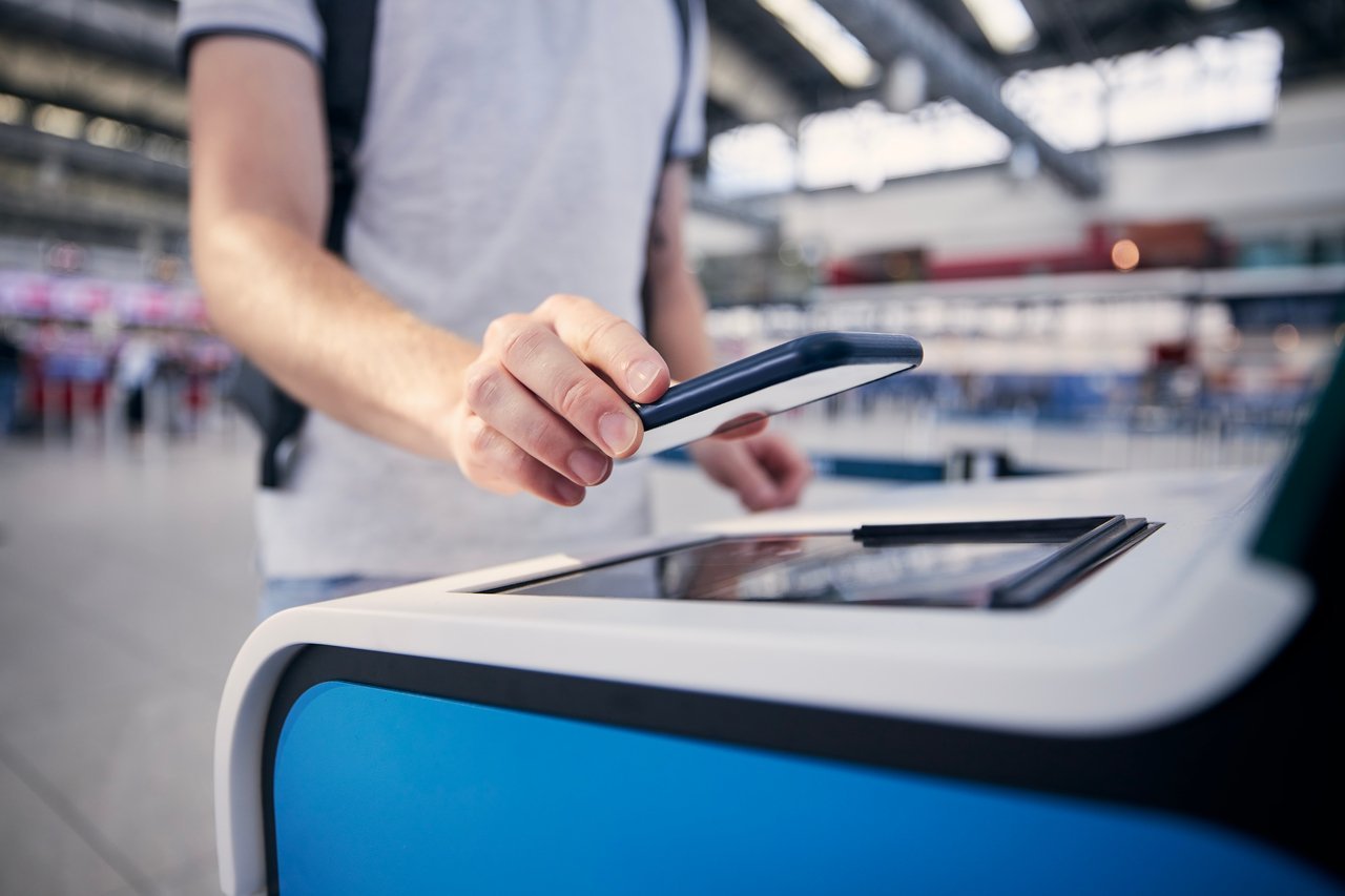 Cet accessoire téléphonique est désormais interdit en avion, voici les compagnies concernées