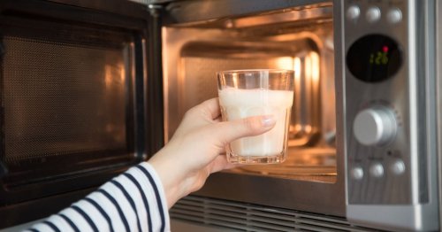 Chauffer de l'eau ou du lait au micro-ondes : c'est une très mauvaise idée, largement déconseillée par les experts, voici pourquoi