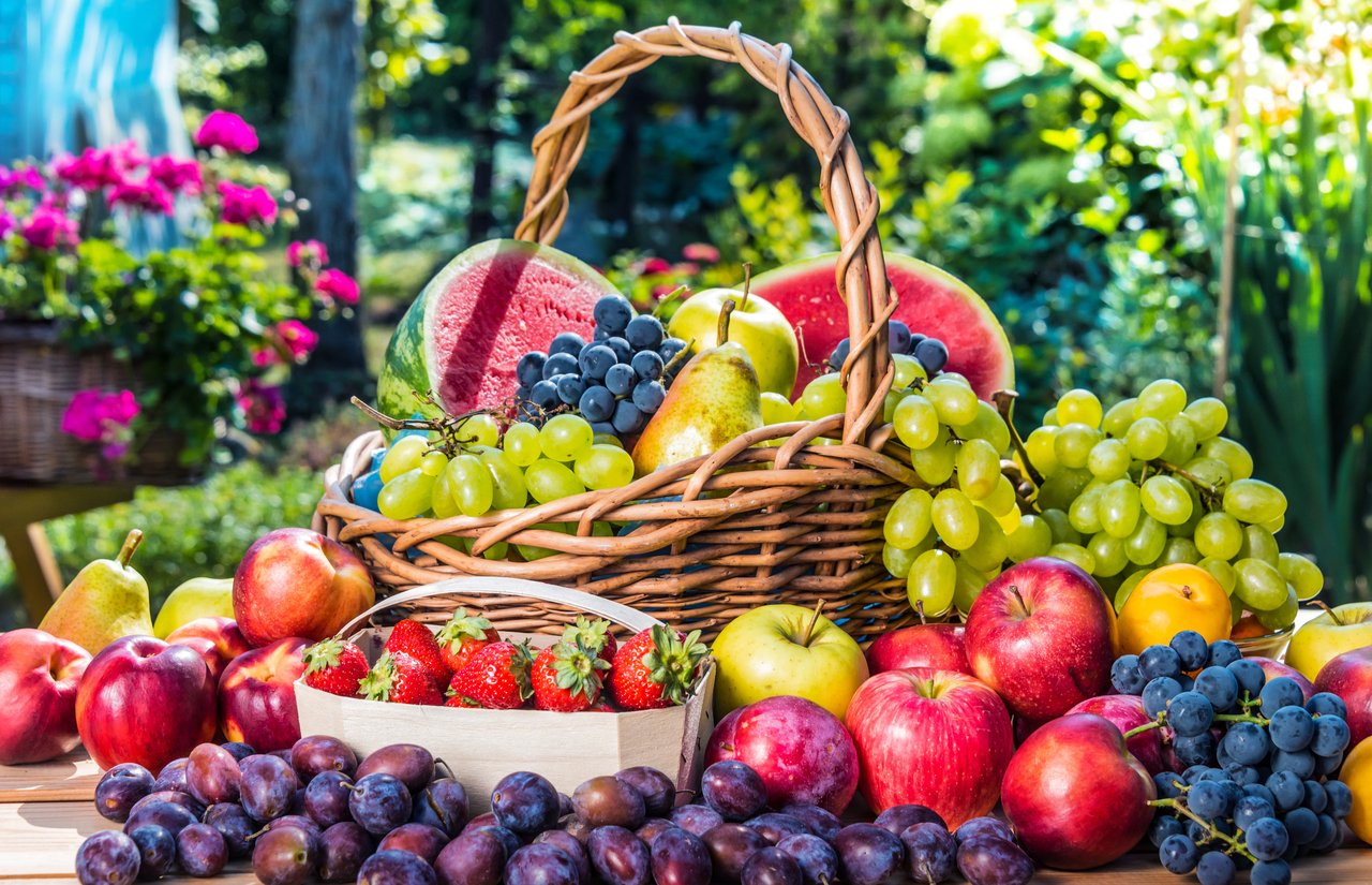 Ni la fraise, ni la cerise : ces deux fruits stars de l’été sont pourtant parmi les plus pollués par les pesticides