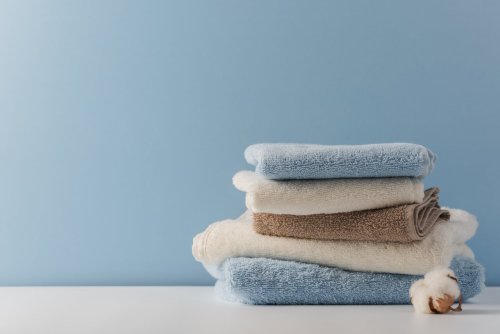 La famille royale n’utilise jamais d’adoucissant, mais ses serviettes restent parfaites : voici leur méthode peu connue utilisée à Buckingham