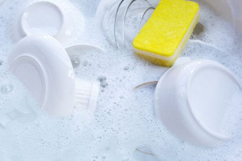 Vous utilisez peut-être l’un d’eux : ces 3 liquides vaisselle sont à éviter selon 60 Millions de consommateurs