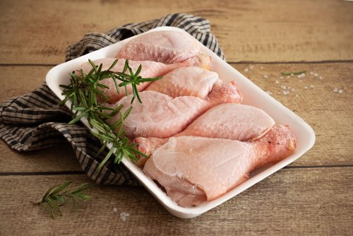 Personne n’en parle, pourtant ce que révèle un boucher sur le poulet au congélateur fait froid dans le dos