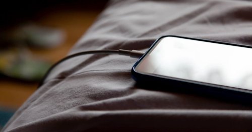 Les experts recommandent d'éteindre son téléphone au moins une fois par jour pour cette raison précise, mais personne n'y pense