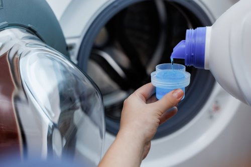 Même le Dr Jimmy Mohamed est choqué : ce produit que l’on met tous dans la machine serait une cause majeure d’allergies chez les enfants, alerte cet expert