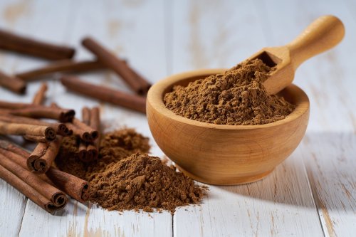 Avant la fin du mois de mars, dispersez une pincée de cannelle devant votre porte d’entrée : voici pourquoi