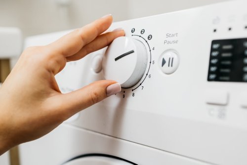 Machine à laver et départ en vacances, l'erreur courante qui fait grimper la facture d'électricité sans qu'on s'en rende compte