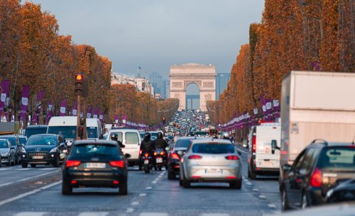 Ce détail anodin sur la plaque de votre voiture peut vous valoir 135 € d’amende, et sans avertissement !