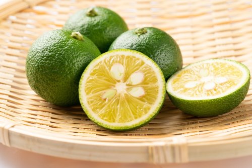 Mieux que le citron : ce fruit japonais qui lui ressemble arrive en France, et il est très facile à cultiver !