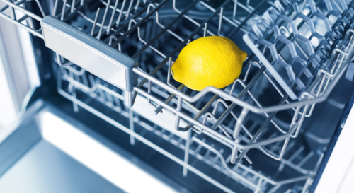 Placer un citron dans le lave-vaisselle vous permettra de faire des économies d'énergie. Voici pourquoi !