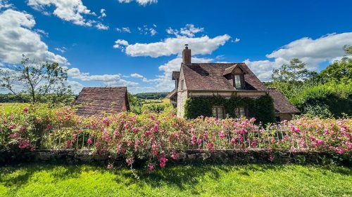 À seulement 1h de Paris, ce village aux milliers de rosiers en fleurs est l’escapade idéale pour les ponts de mai