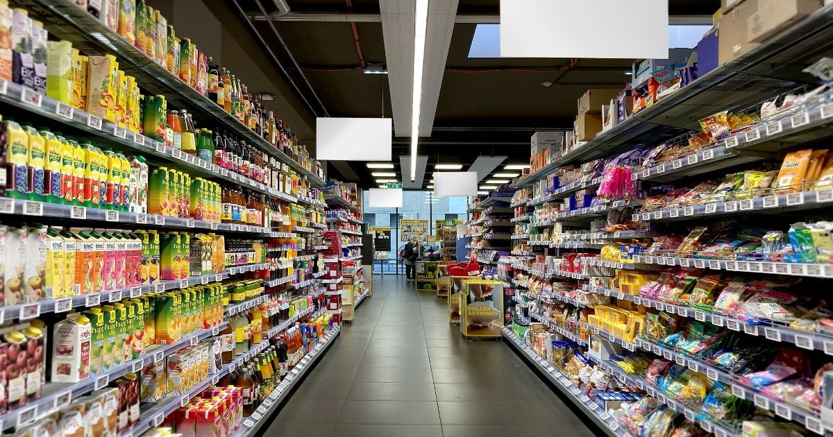Voici pourquoi les supermarchés réorganisent leurs rayons (et ce qui change pour vous sur le ticket de caisse)