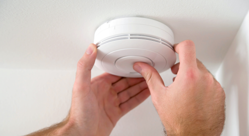 Installer un détecteur de fumée dans la maison : ce que dit la loi