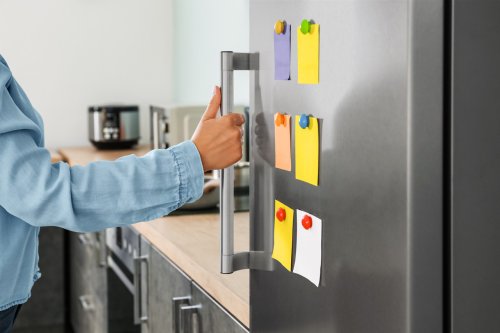 Voici pourquoi les experts déconseillent de coller des magnets sur votre frigo au quotidien