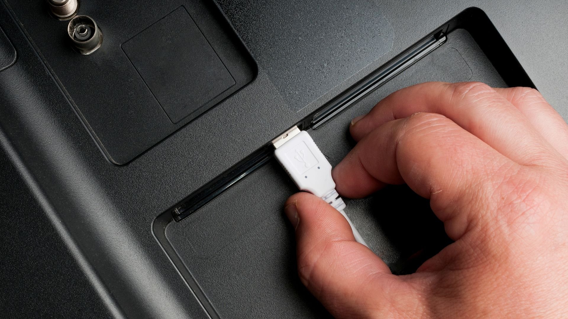 How to Connect Any Phone or Tablet to Your TV Using USB