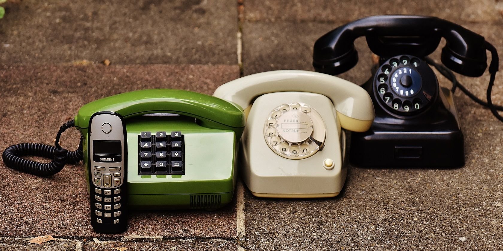 8 Perfect Gift Ideas for People Who Love Retro Tech Gadgets