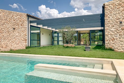 Moderne Neubaufinca mit 5 Schlafzimmern, Pool, Garten und Weitblick in die Natur