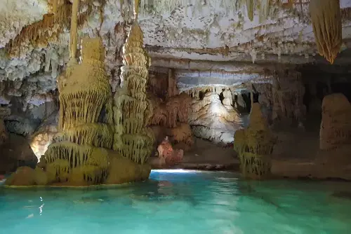Abenteuerliche Höhlentour auf Mallorca: Mit Strand zum Baden