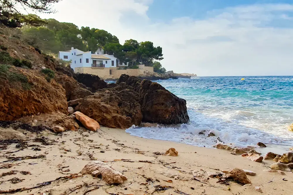 Cala Gat: Der kleine Sandstrand, den du besuchen solltest