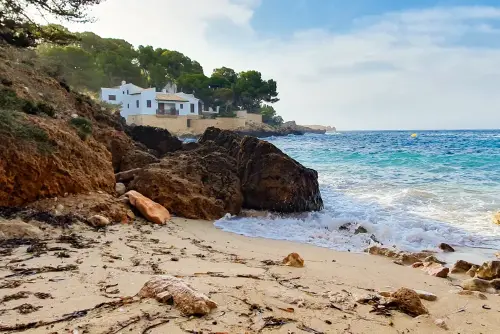 Cala Gat: Der kleine Sandstrand, den du besuchen solltest
