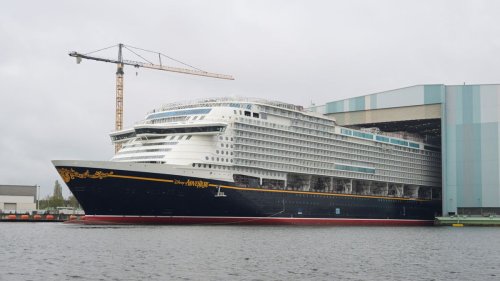 Platz für 6000 Passagiere: Kreuzfahrtschiff „Disney Adventure“ ist ausgedockt