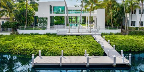 glass-mansion-in-jupiter-florida-has-a-private-dock-with-room-for-a
