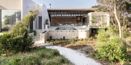 Contemporary Beach Villa in Byron Bay, Australia, Channels the Nature Outside