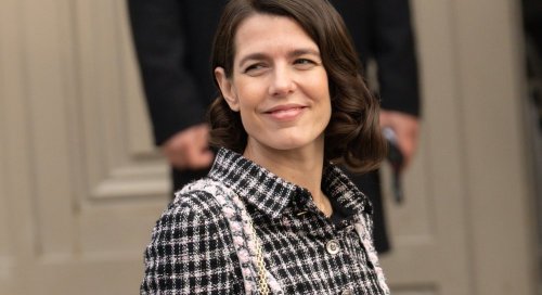 En Chanel de la tête aux pied, Charlotte Casiraghi réinvente le très classique tailleur en tweed