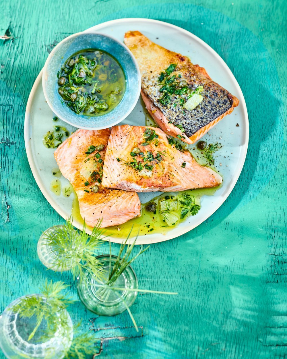 Saumon aux herbes, citron et câpres
