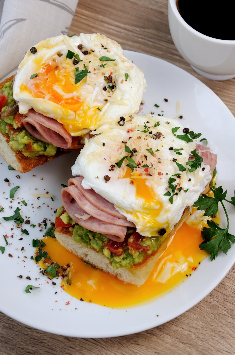 Avocado toast revisité au jambon et œufs pochés