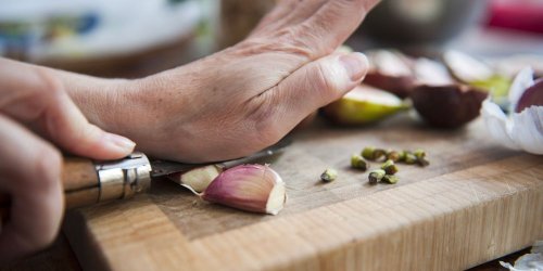 Cette astuce pour éplucher de l’ail est utilisée par tous les grands chefs (et elle ne prend qu’une minute)