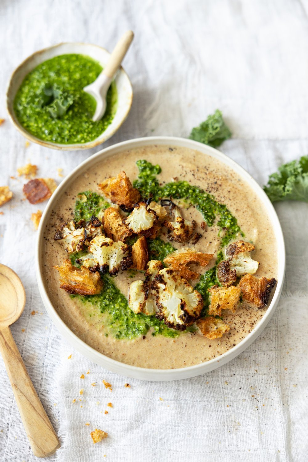 Crème de chou-fleur rôti et pesto de kale