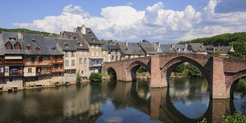 Avec son clocher en spirale, ce village entre l'Aveyron et le Lot est une véritable carte postale