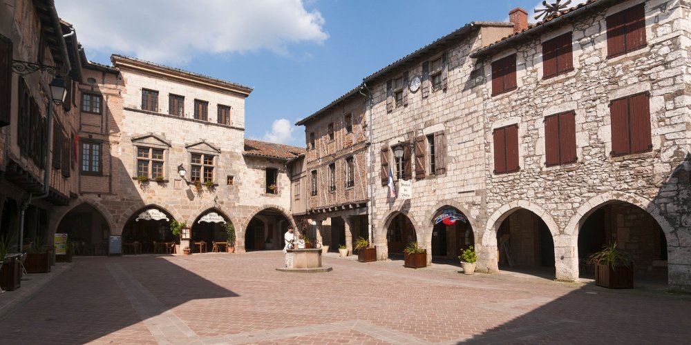 En plein milieu d’un vignoble, cette bastide du Tarn est l’un des plus beaux villages du département