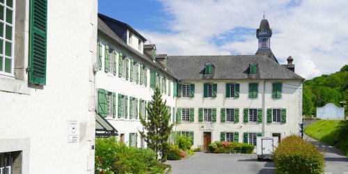 Affaire Bétharram : la fille de François Bayrou révèle avoir été victime de violences quand elle était élève