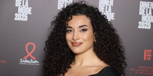 Robe ultra-fendue, combinaison trompe-l'œil et bottes en vinyle, Camélia Jordana joue la carte de la féminité