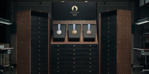 Paris 2024 : Louis Vuitton conçoit les malles dédiées aux médailles et aux torches des Jeux Olympiques et Paralympiques