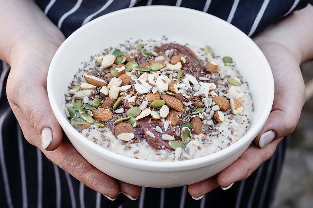 Porridge aux graines de chia, poires et amandes