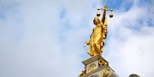 Belgique : un étudiant en gynécologie reconnu coupable de viol échappe à une condamnation du fait de sa "personnalité favorable"
