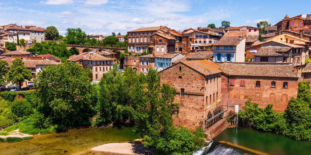 Au cœur du Tarn, cette ville surnommée la « Rose du Midi » fascine avec son patrimoine historique et viticole