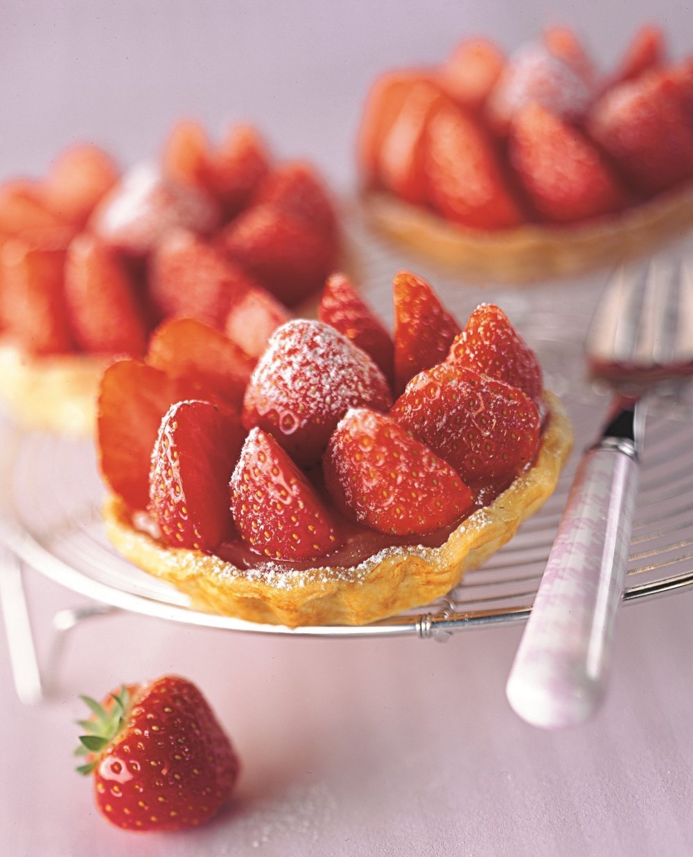 Tartelettes au citron, fraises et groseilles