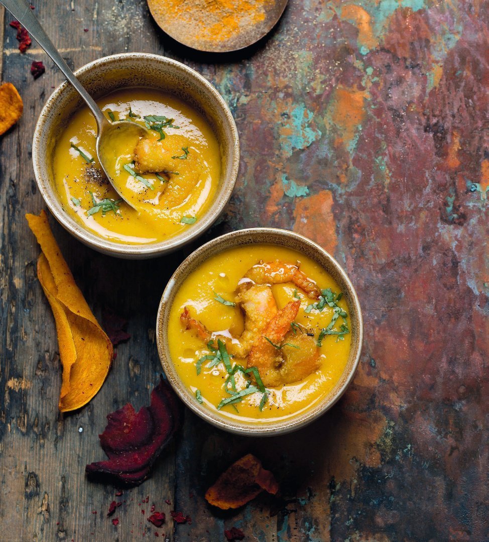 Velouté de lentilles corail et carotte à la cardamome, crevettes croustillantes