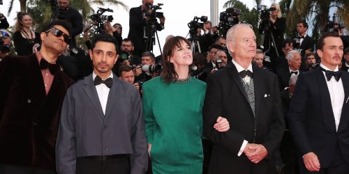 Dans sa mini robe repérée à la Fashion Week, Charlotte Gainsbourg égaye la montée des marches de "The Phoenician Scheme"